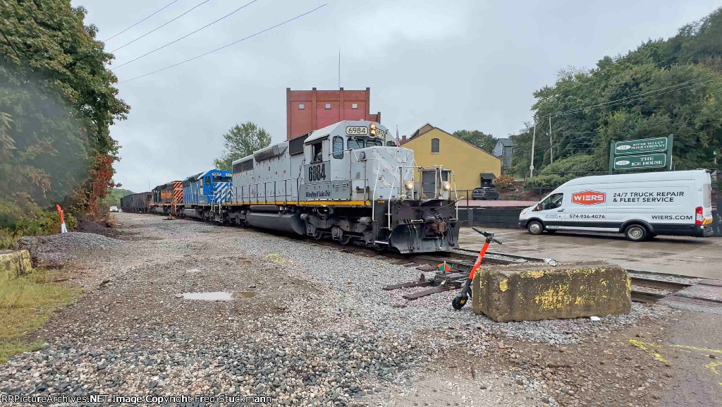 WE 6984 leads the train out of Rock Cut Siding.